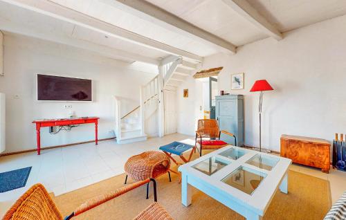 a living room with a table and chairs at Gorgeous Home In Saint-Denis-D'oléron in Saint-Denis-dʼOléron