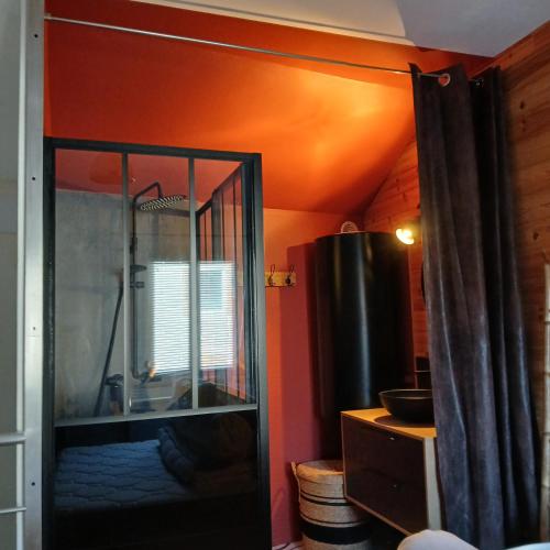 un miroir dans une cuisine avec un plafond orange dans l'établissement Los Montanhoùs, à Bazus-Aure