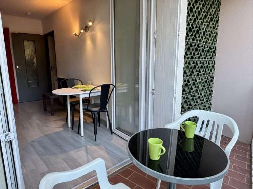 une pièce avec une table et des chaises et une salle à manger dans l'établissement Studio 2 couchages ARGELES SUR MER AR470-010, à Argelès-sur-Mer