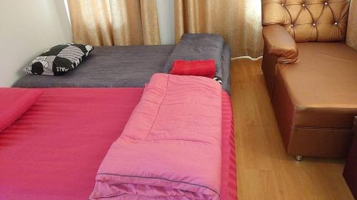 Postel nebo postele na pokoji v ubytování บ้านบารมี เรียบหรูอยู่สบาย