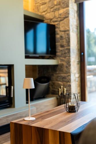 TV a/nebo společenská místnost v ubytování Monte Verde Resort Kalavrita