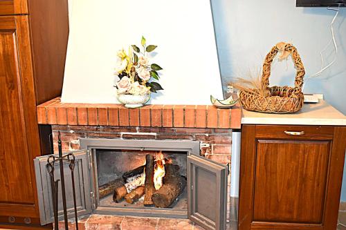 a fireplace with a fire inside of it at Villa panoramica con idromassaggio in cilento in Matonti