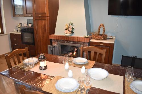 a kitchen with a table with white plates on it at Villa panoramica con idromassaggio in cilento in Matonti