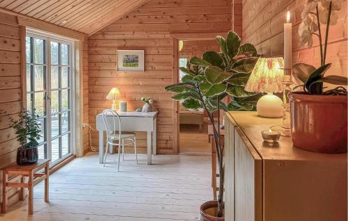 una cocina con mesa en una cabaña de madera en Nice Home In Store Fuglede With Wifi, en Store Fuglede