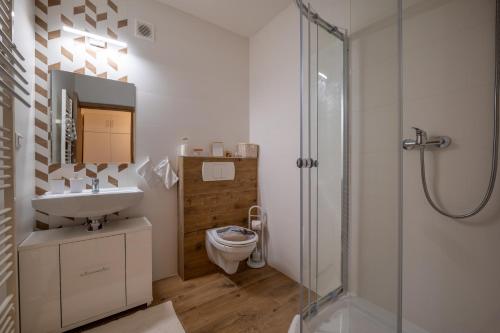 une salle de bain avec toilettes, lavabo et douche dans l'établissement House by Ally, à Pavčina Lehota