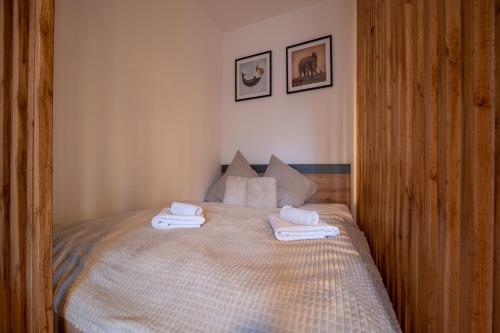 une chambre avec un lit avec deux serviettes dessus dans l'établissement House by Ally, à Pavčina Lehota