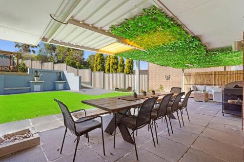 Un patio o zona al aire libre en Incredible family home in the heart of Beldon