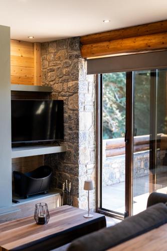 TV a/nebo společenská místnost v ubytování Monte Verde Resort Kalavrita