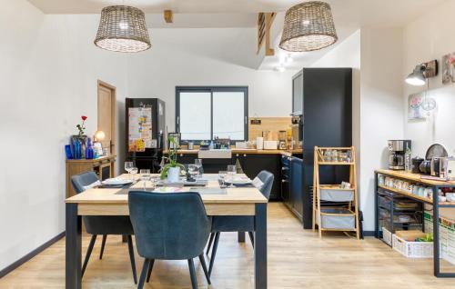 Restoran atau tempat lain untuk makan di Nice Home In Venon With Wifi