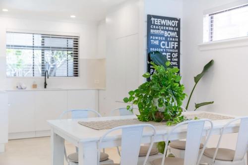 a white dining room with a white table and chairs at The Little Peaceful Retreat, 600m to Scarb Beach in Perth