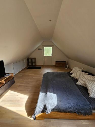 una camera da letto con un grande letto in mansarda di Make Apartment a Spital am Semmering