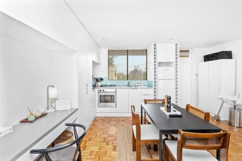 Dapur atau dapur kecil di Lovely studio apartment with Freo Port views