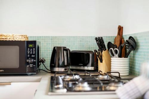 Dapur atau dapur kecil di Lovely studio apartment with Freo Port views