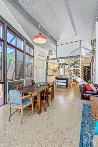 Ruang duduk di Heaven in eclectic South Freo