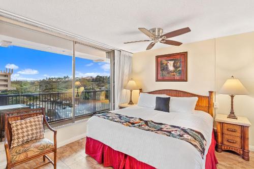 Un dormitorio con una cama y un balcón. en Mana Kai 410, en Wailea