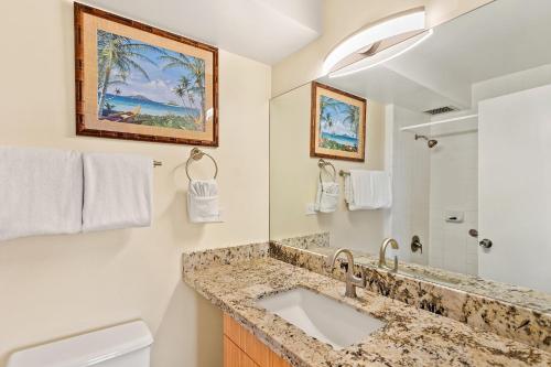Un baño con lavabo y ducha en Mana Kai 410, en Wailea