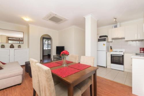 Η κουζίνα ή μικρή κουζίνα στο 2 BR getaway - Almost 5km to CBD and 10km to airport