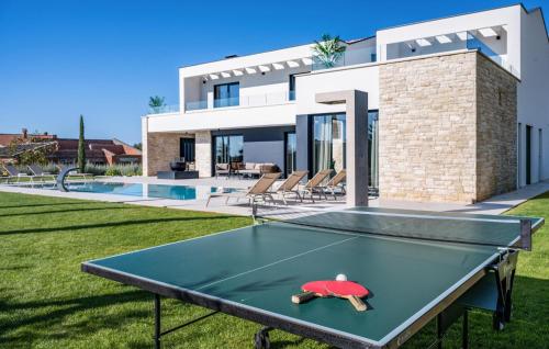 Stolní tenis v ubytování Nice Home In Anzici With Sauna nebo okolí