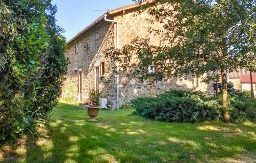 - un grand bâtiment en pierre avec une cour arborée dans l'établissement Stunning Home In Touvois With Wifi, à Touvois