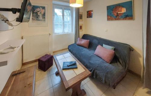 un salon avec un canapé bleu et une table dans l'établissement Stunning Home In Touvois With Wifi, à Touvois