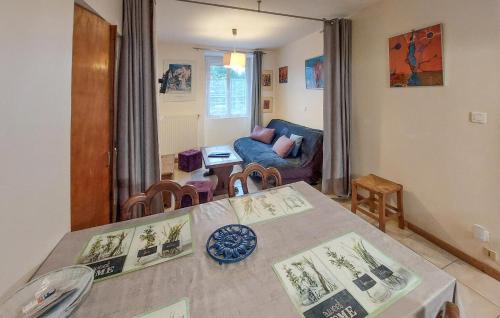 une cuisine et un salon avec une table et des chaises dans l'établissement Stunning Home In Touvois With Wifi, à Touvois