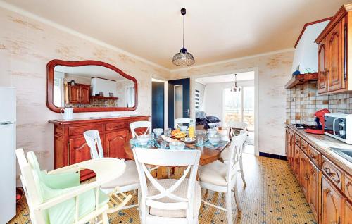 - une cuisine avec une table à manger et des chaises blanches dans l'établissement 3 Bedroom Beautiful Home In Arzal, à Arzal