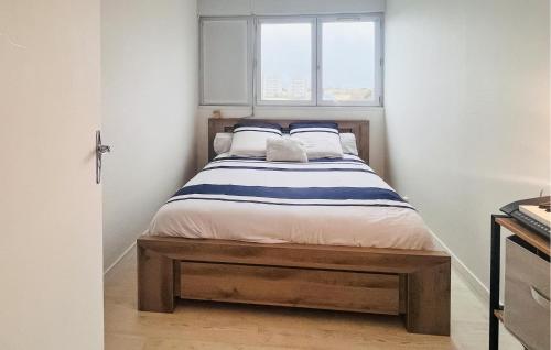 un lit dans une petite pièce avec une fenêtre dans l'établissement 1 Bedroom Amazing Apartment In Angers, à Angers
