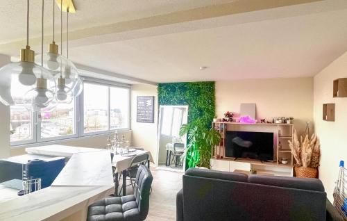 une cuisine et une salle à manger avec une table et des chaises dans l'établissement 1 Bedroom Amazing Apartment In Angers, à Angers