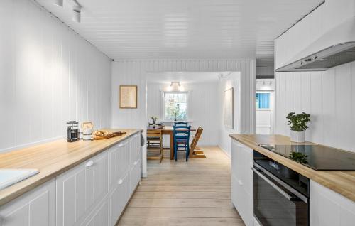 Η κουζίνα ή μικρή κουζίνα στο Awesome Home In Gilleleje With Wifi