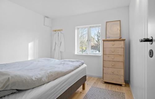 Ένα ή περισσότερα κρεβάτια σε δωμάτιο στο Awesome Home In Gilleleje With Wifi
