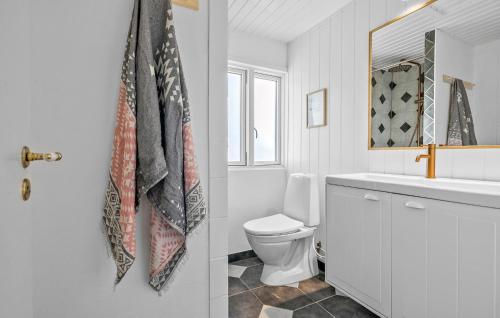 Ένα μπάνιο στο Awesome Home In Gilleleje With Wifi