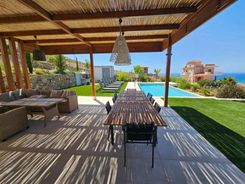 Πισίνα στο ή κοντά στο Luxury Villa U with private swimming pool
