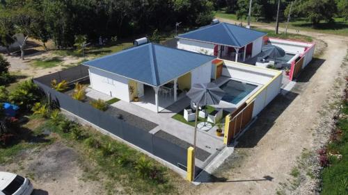 an aerial view of a house with a swimming pool at Villa confortable à Saint-François avec piscine in Saint-François