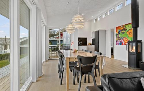 Μια τηλεόραση ή/και κέντρο ψυχαγωγίας στο Awesome Home In Aabenraa With Wifi