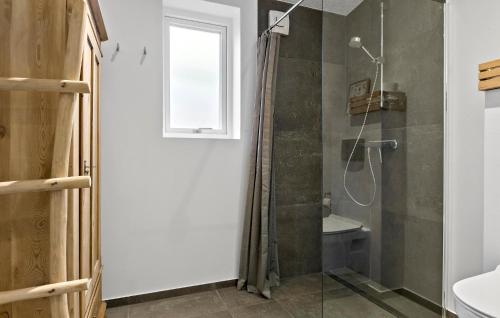 Ένα μπάνιο στο Awesome Home In Aabenraa With Wifi