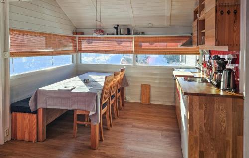 Η κουζίνα ή μικρή κουζίνα στο Nice Home In Hovet With Wifi