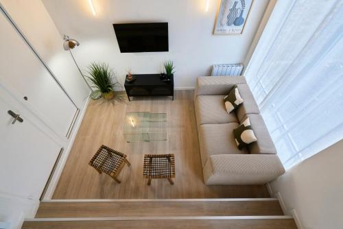 an overhead view of a living room with a couch and a tv at Appartement deux chambres & deux salles de bain in Villeneuve d'Ascq