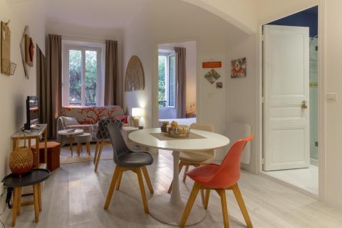 un salon avec une table et des chaises dans l'établissement Cannes Conseil Immo, Pedestrian Street Modern & quiet -Bai-, à Cannes