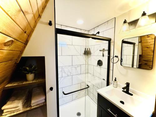 Ένα μπάνιο στο The Linkin, a cozy mountain cabin with King Bed