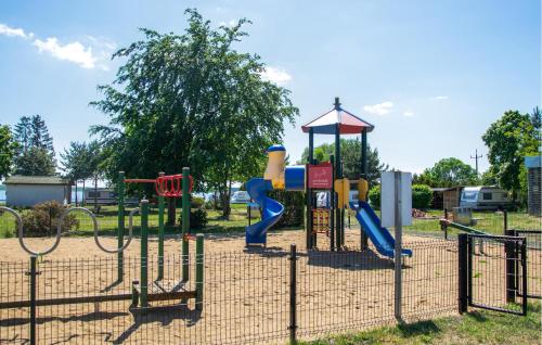 Ο χώρος παιχνιδιού για παιδιά στο Nice Home In Nowe Warpno