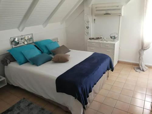 Ένα ή περισσότερα κρεβάτια σε δωμάτιο στο Maison cozy à Saint-François avec piscine