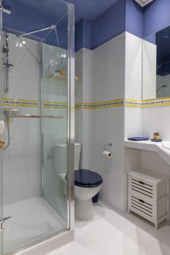 une salle de bain avec toilettes et douche en verre dans l'établissement Cannes Conseil Immo, Pedestrian Street Modern & quiet -Bai-, à Cannes