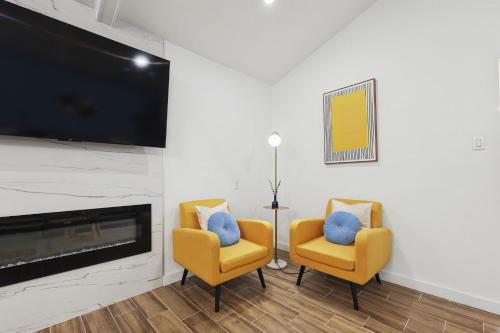 Televisyen dan/atau pusat hiburan di Best of Desoto 4BR, 3BA with Pool, HotTub, Cinema
