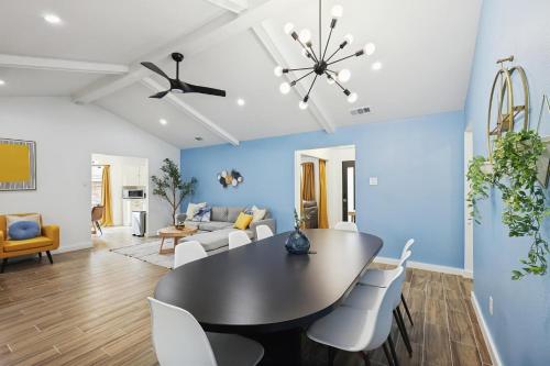 Ruang duduk di Best of Desoto 4BR, 3BA with Pool, HotTub, Cinema