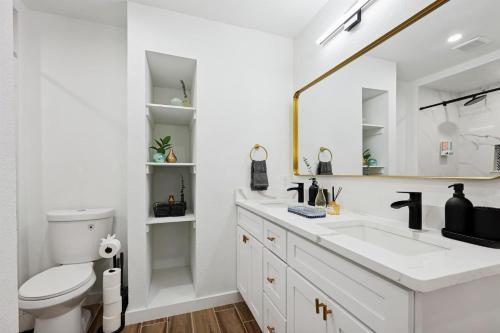Bilik mandi di Best of Desoto 4BR, 3BA with Pool, HotTub, Cinema