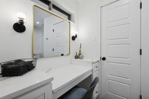 Bilik mandi di Best of Desoto 4BR, 3BA with Pool, HotTub, Cinema