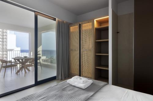 Ένα ή περισσότερα κρεβάτια σε δωμάτιο στο Infinity View Suites Tinos