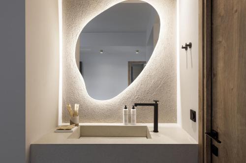 Ένα μπάνιο στο Infinity View Suites Tinos