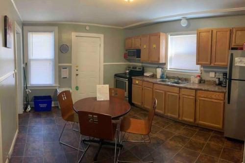 Η κουζίνα ή μικρή κουζίνα στο Private Attic room in shared home Near U of R
