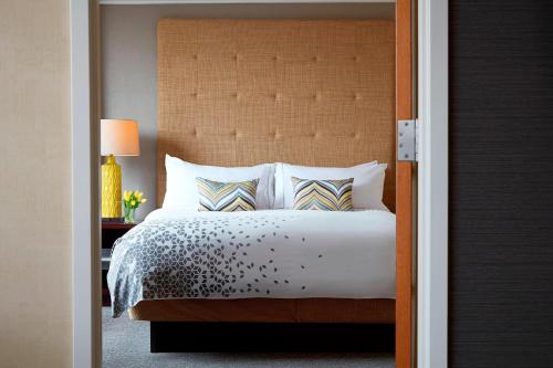 Ein Bett oder Betten in einem Zimmer der Unterkunft Renaissance Columbus Downtown Hotel